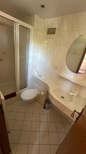 Bathroom 5, Hotel Pension Pamina, Berlin