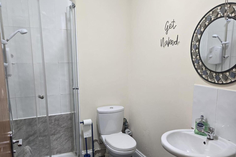 Bathroom, 2 Bed - Sleeps 6 - Private Balcony - City Centre, Wolverhampton