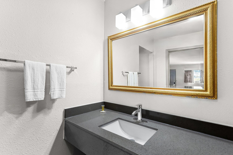 Bathroom 4, Days Inn by Wyndham Huntington, Cabell
