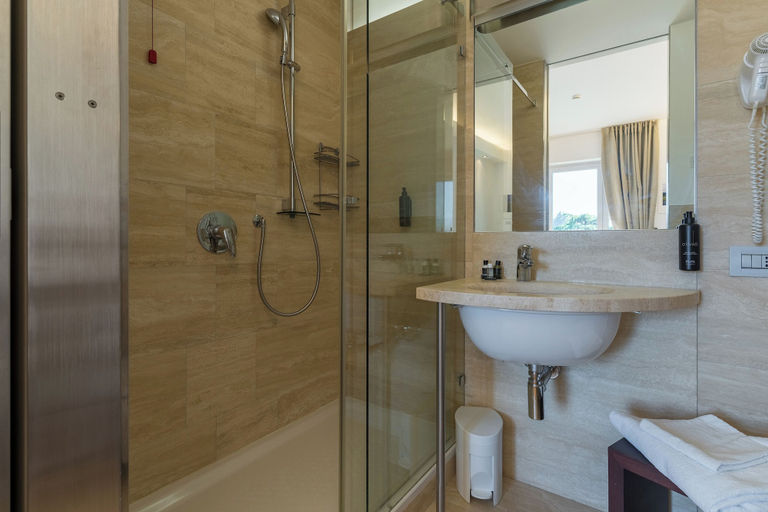 Bathroom 5, Hotel Pineta, Verona