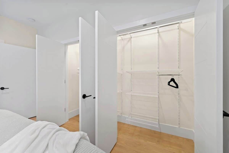 Room 4, New Bright Condo Sleeping 8 by United Center, Cook