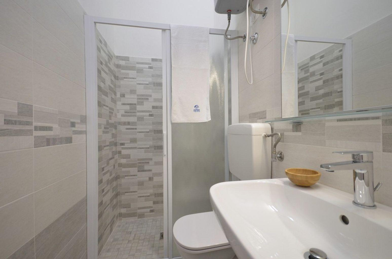 Bathroom, Charming apartment in Bibione with shared pool, Venezia