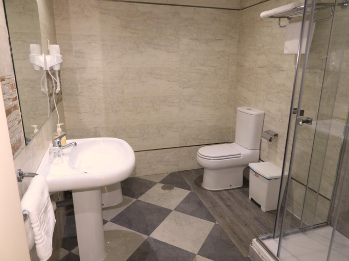 Bathroom, Hostal Henares, Madrid