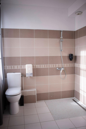 Bathroom 3, l'itinerance, Somme