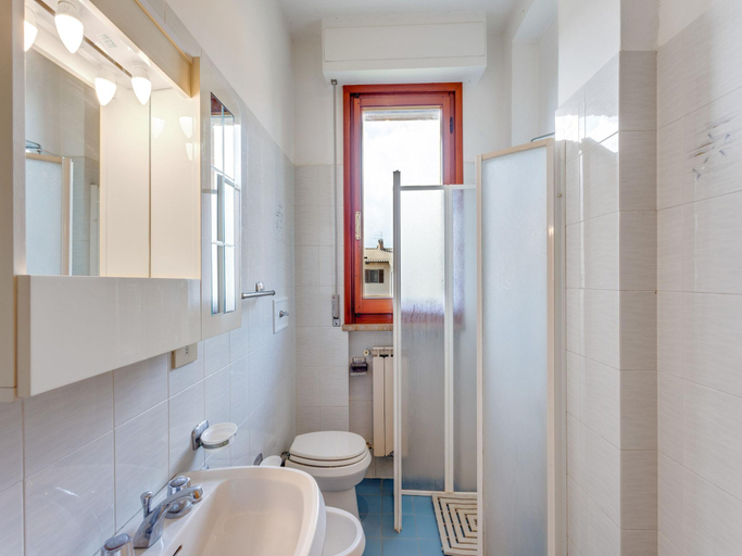 Bathroom 3, Apartment 1 km from Lago Trasimeno, Perugia