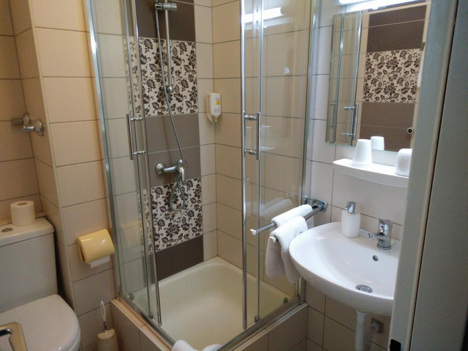 Bathroom 5, Hotel Alfa, Offenbach