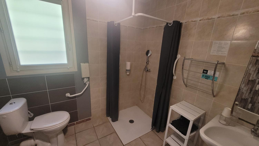 Bathroom 3, Hotel La Peyrade, Lot