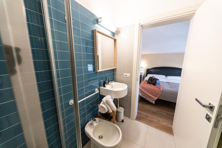 Bathroom 2, Hotel Kiss, Rimini