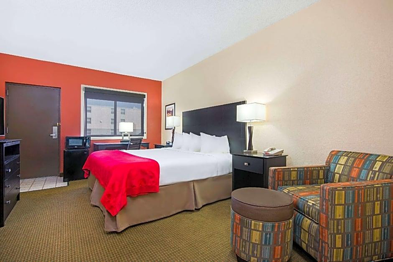 Bedroom 2, Ramada Plaza by Wyndham Gillette Conference Center, Campbell