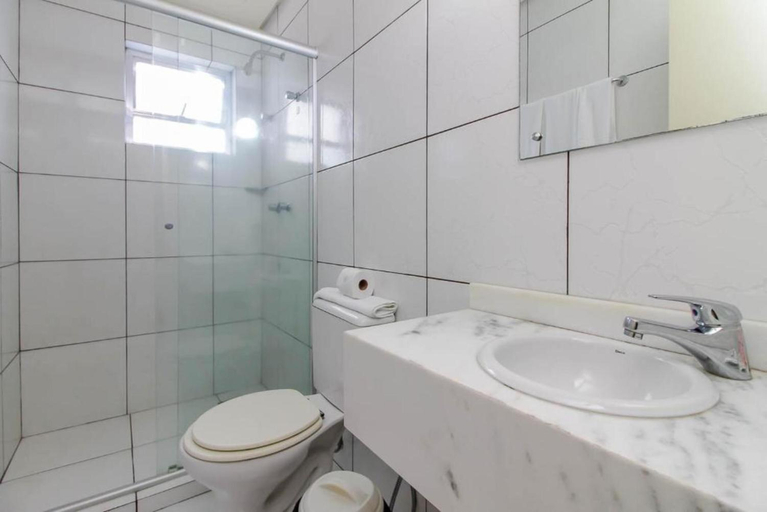 Bathroom 4, Coral Express proximo ao Barra Shopping, Porto Alegre