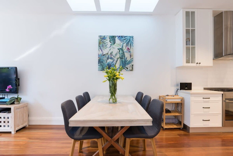 Room 2, Bright Home in Trendy Newtown Close to the Park, Sydney