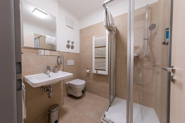 Bathroom 3, Hotel Freischutz, Landshut