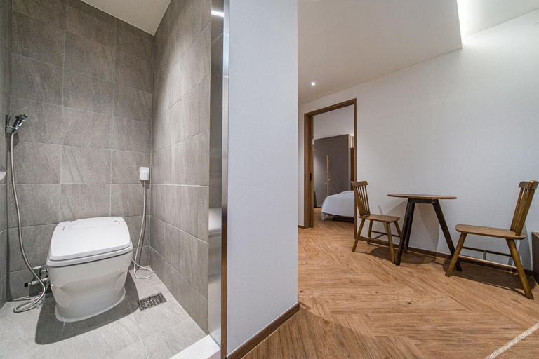 Bathroom, Incheon (Eulwang-ri) Brown Dot, Jung
