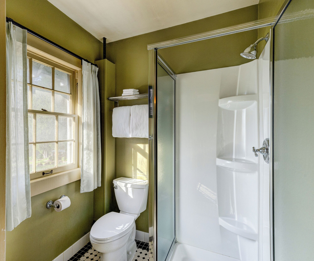 Bathroom 4, Lake Quinault Lodge, Grays Harbor