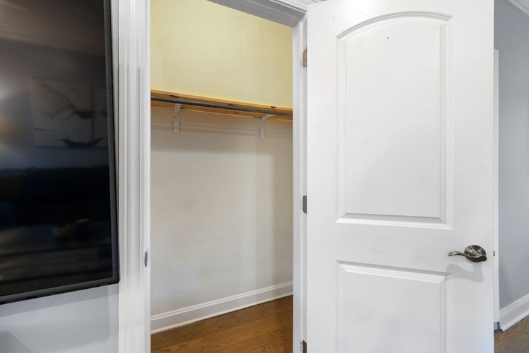 Room 3, Stylish 2BR Urban Retreat in River West, Cook