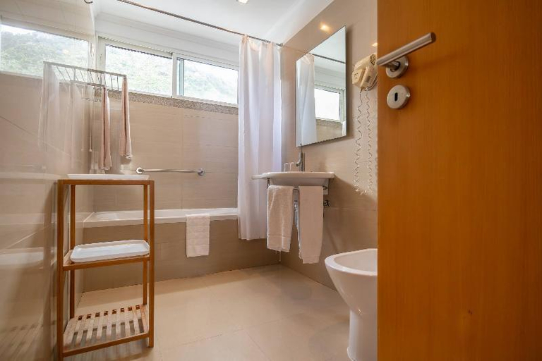 Bathroom 4, Hotel White Waters, Machico