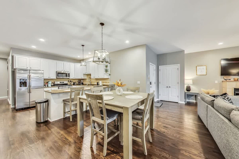 Room 5, South Loop Three Bedroom Two Bath Home, Cook