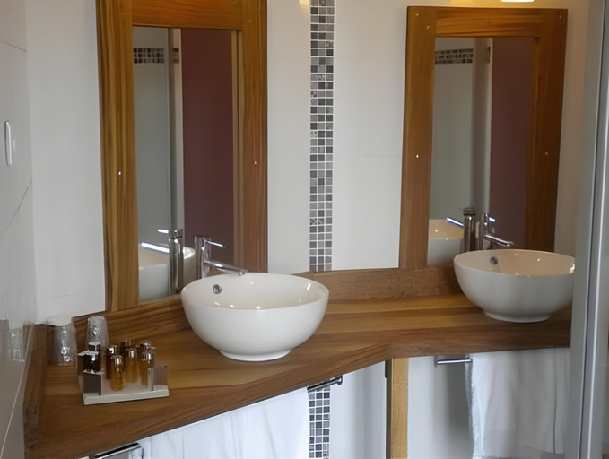 Bathroom 5, HOTEL CHATEAU DE PALAJA, Aude