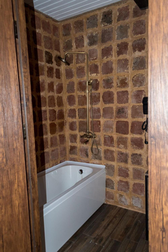 Bathroom 3, Golden Fleece, Mtskheta