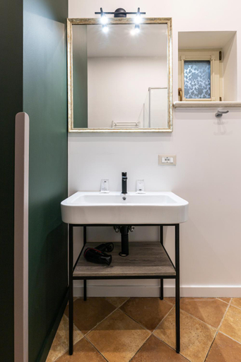 Bathroom 3, Oysters & Bubbles Gastro Hotel. Rynok square, L'vivs'ka