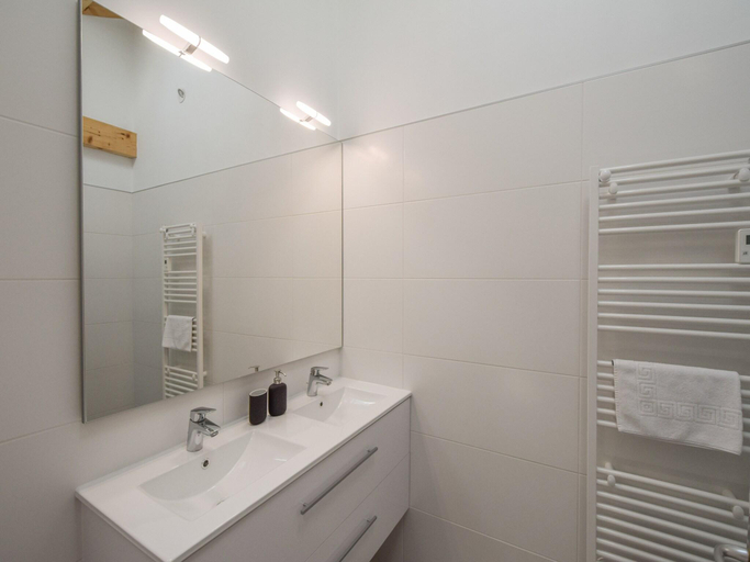Bathroom 3, Vineyards and Valleys A French Hide-In, Dordogne