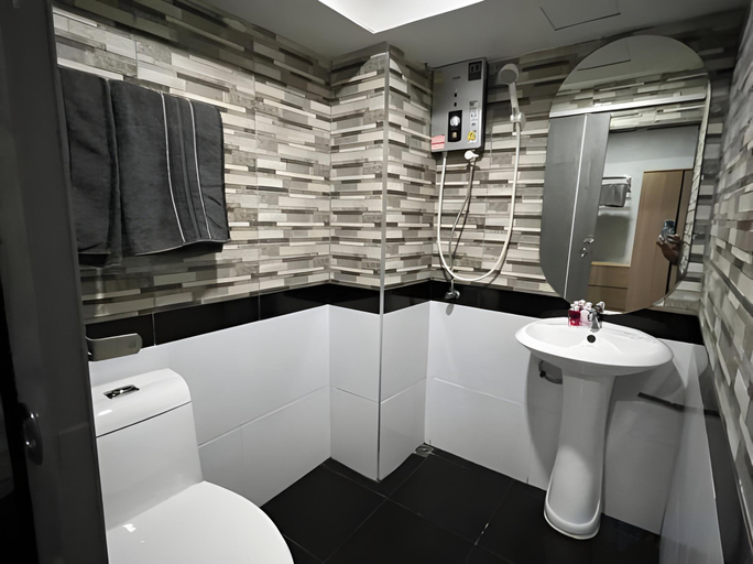 Bathroom 3, W71, Wattana