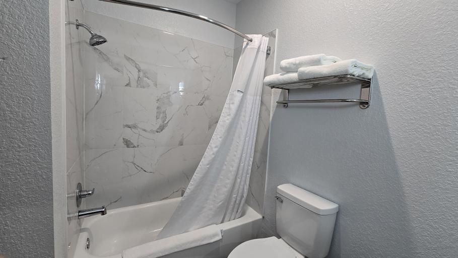 Bathroom 5, Days Inn by Wyndham Copperas Cove, Coryell