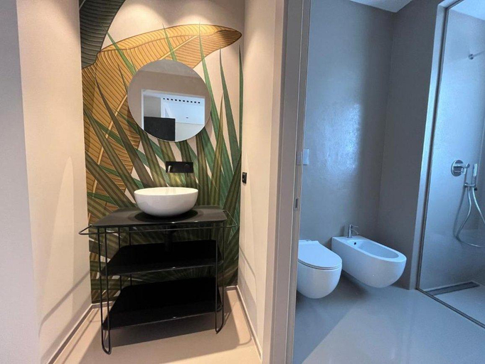Bathroom 5, Ollen apartments, Catania