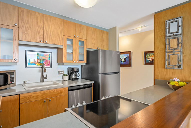 Room 5, Kahana Reef 215 in Lahaina, Maui