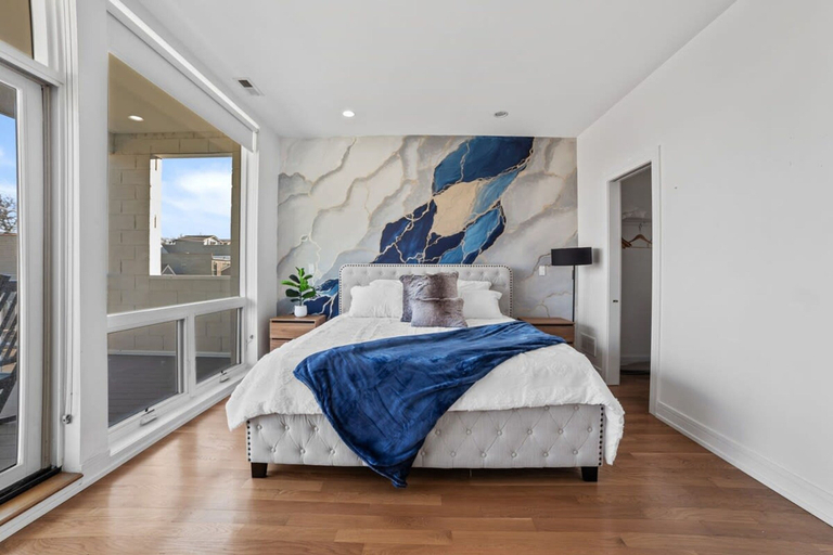 Room 2, 4 Bedroom Condo in Ukranian, Cook