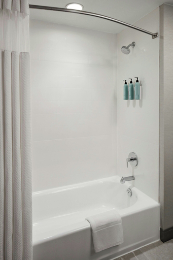Bathroom 4, Courtyard by Marriott Hamilton, Hamilton