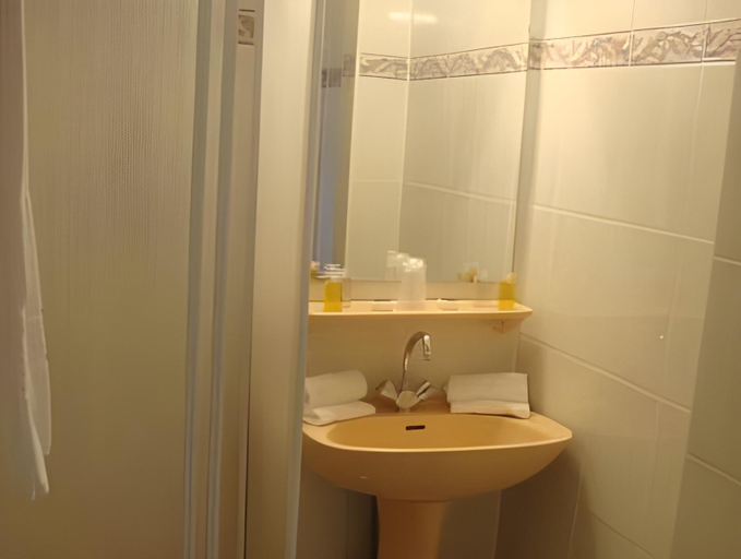 Bathroom 5, Hotel la Poularde, Loiret