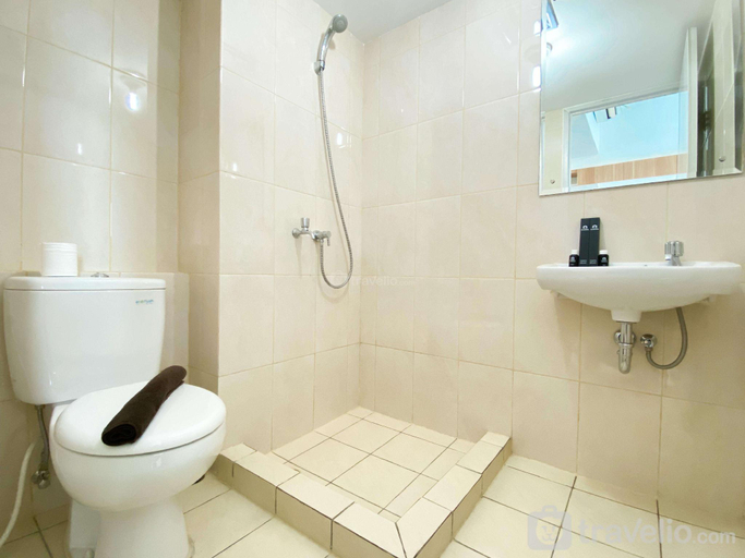 Bathroom 2, Good Studio at Springlake Summarecon By Travelio, Bekasi
