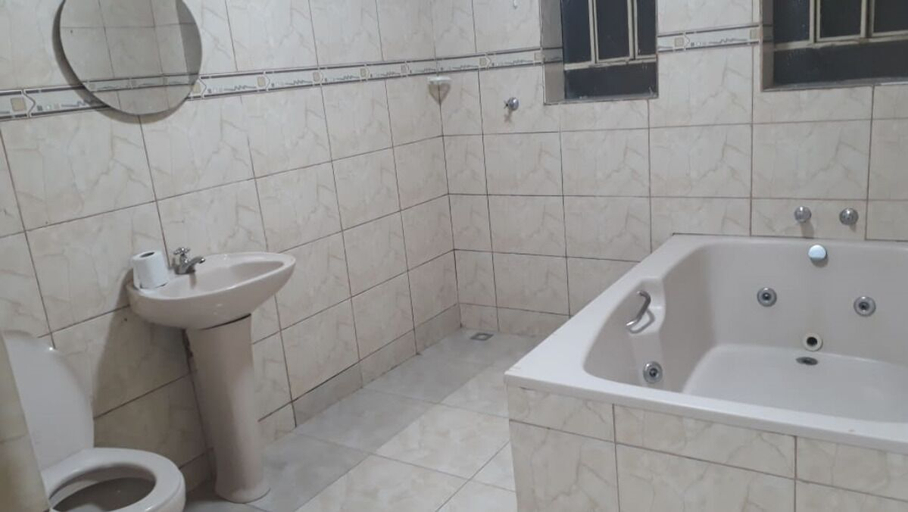 Bathroom 5, Hotel Embaixador de Curitiba, Curitiba