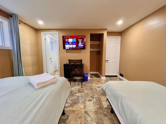 Room 3, Newly Renovated Home in Central Aurora, York