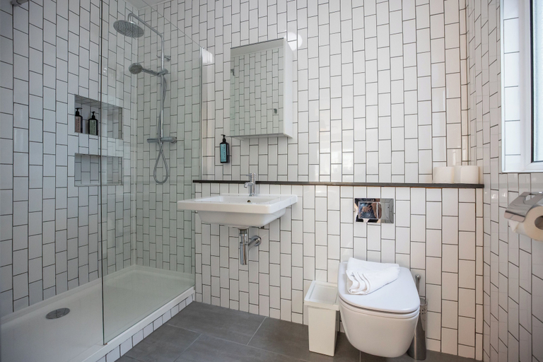 Bathroom 4, Temple Bar Crowne Square Apartments, Dublin