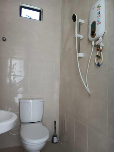 Bathroom, Zulanie's The Pool Cottage near D'Aur Beach, Bachok with WiFi and Netflix, Bachok
