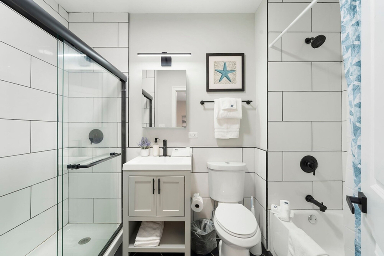 Bathroom 2, Charming Chicago Apt, Cook