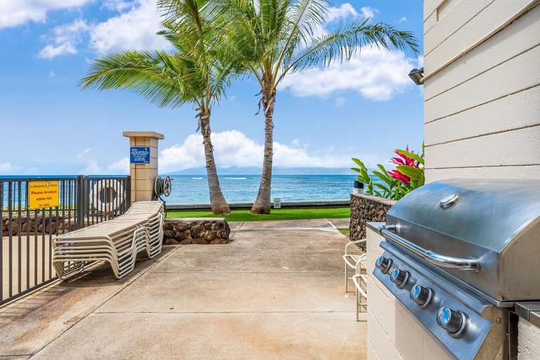 Room 2, Kahana Reef 215 in Lahaina, Maui
