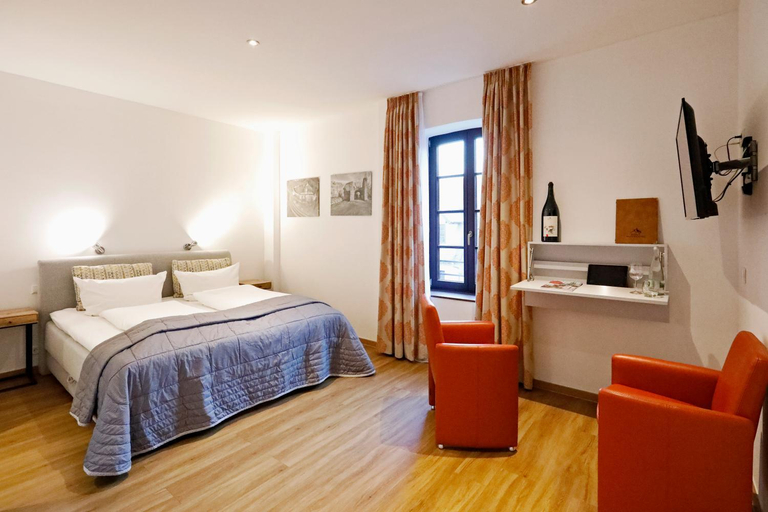 Bedroom 2, Landhotel Hofgut Battenberg, Bad Dürkheim