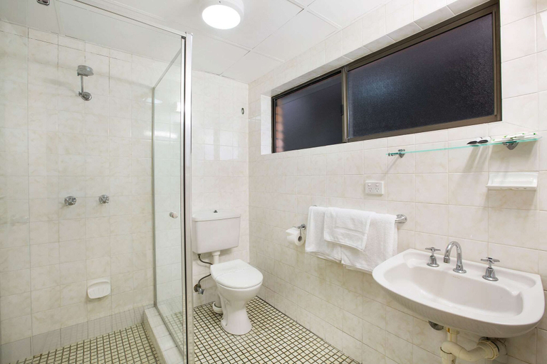 Bathroom 4, Villa Noosa Hotel, Noosa - Noosa-Noosaville