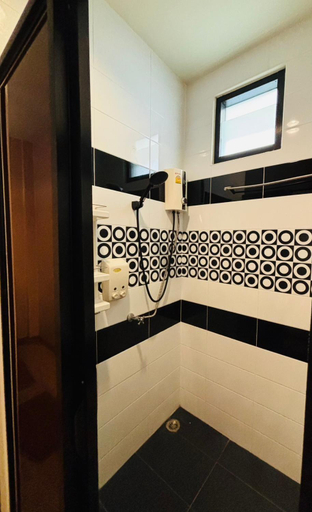 Bathroom 5, The Lodge BKK Hostel, Phra Nakhon