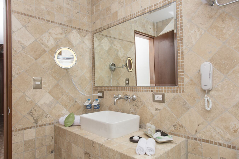 Bathroom 4, Del Pilar Ollantaytambo, Urubamba