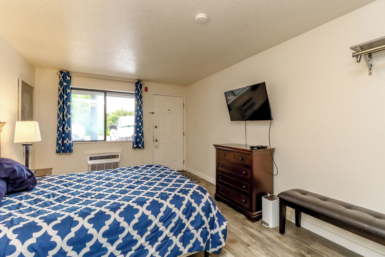 Bedroom 4, Belfair Motel, Mason