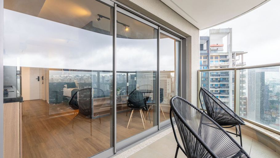 Room 3, White 251, São Paulo