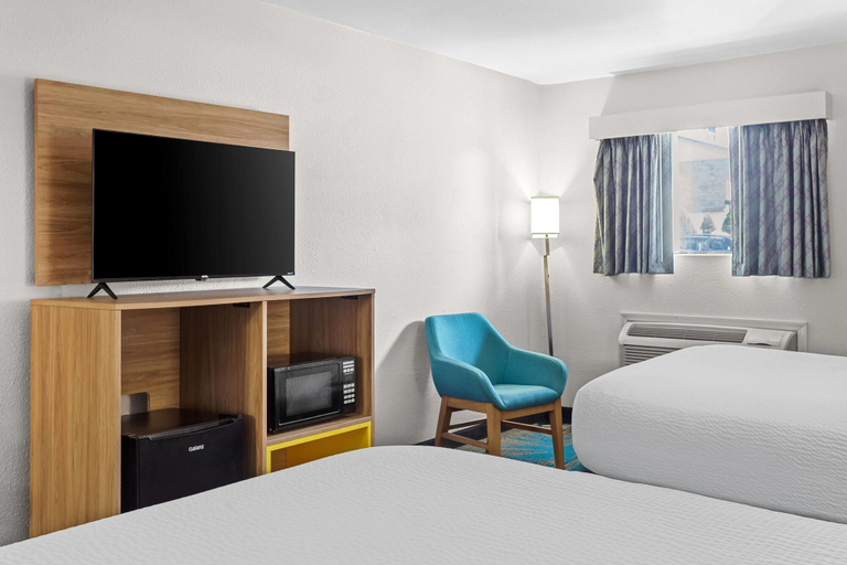 Bedroom 3, Days Inn by Wyndham Huntington, Cabell