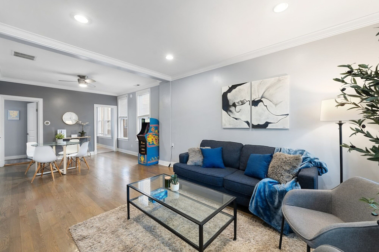 Room 4, Stylish 2BR Urban Retreat in River West, Cook