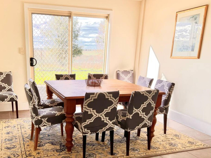 Room 2, Blue Wren Barn Huge Spa - Country Escape, Port Stephens