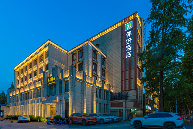 Exterior & Views