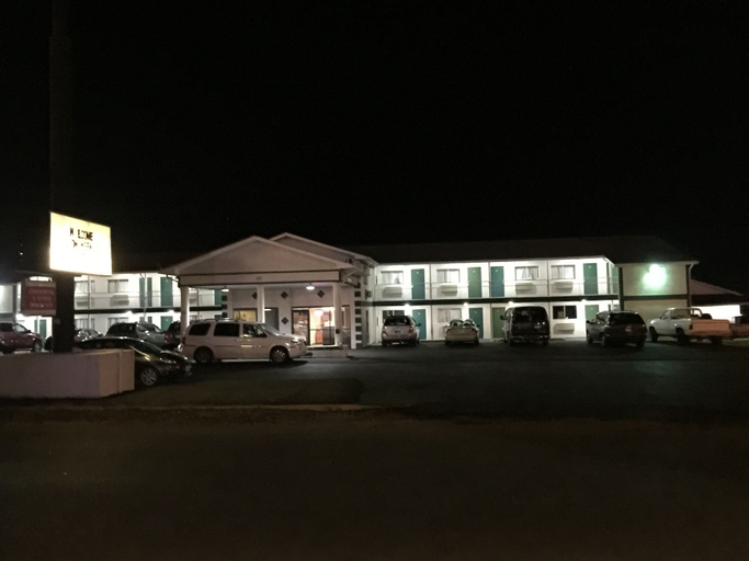 Front of property - evening/night, Budget Inn, Pulaski